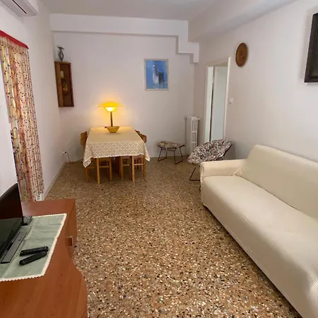 Polly's 1 Floor